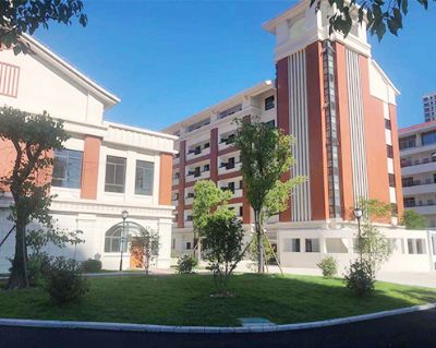 �����ж�ʵСӭ��У��������Ŀ